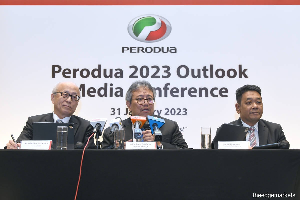 Perodua Auto Corp私人有限公司总裁Masanori Takahashi（左起）、第二国产车总裁兼总执行长Datuk Seri Zainal Abidin Ahmad，以及Perodua Sales私人有限公司营运总监JH Rozman Jaafar，今日出席第二国产车2023年展望媒体发布会。（摄影：Mohd Izwan Mohd Nazam/The Edge）
